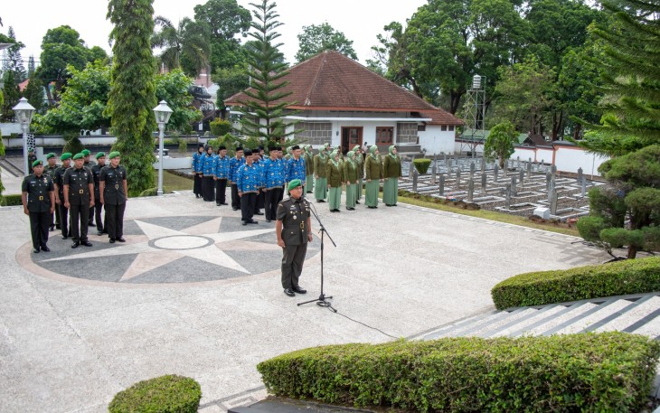 Hub Akmil Laksanakan Ziarah TMP dan Bakti Sosial