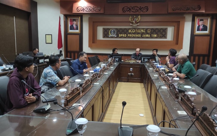 Puluhan warga yang mengatasnamakan Asosiasi Masyarakat Masalembu kabupaten Sumenep Madura saat datang ke DPRD Jawa Timur, kamis (5/1/2023).