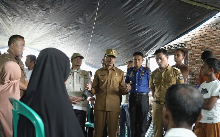 Bupati Safaruddin terlihat menyemangati seluruh keluarga korban kebakaran.