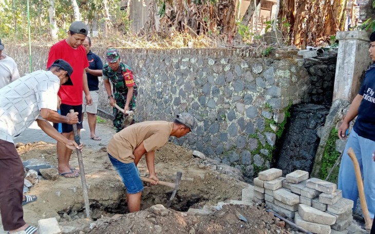 Babinsa Wungu Bantu Masyarakat Pasang Bangun Saluran Drainase