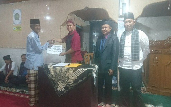 Ketua TSR Pemkab Limapuluh Kota yang diwakili Kabag Logistik, AKP Erman, tampak menyerahkan bantuan hibah sebesar Rp20 juta melalui pengurus Masjid Nurul Iman, Jorong Suayan Sariak, Nagari Suayan