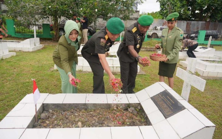 Pangdam XVIII/Kasuari Mayjen TNI Ilyas Alamsyah, S.E., M.Tr.(Han) CGCAE Pimpin Ziarah Rombongan 