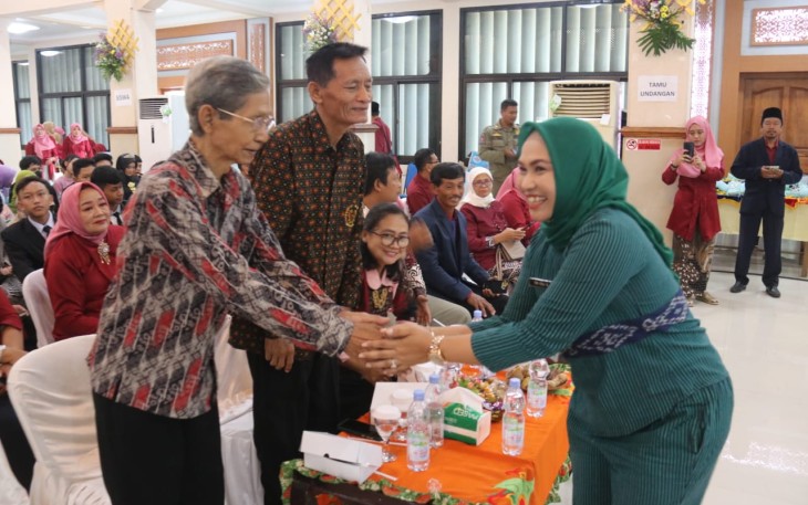 Wakil Bupati Blora Tri Yuli Setyowati saat menghadiri acara purnawiyata kelas IX SMP Negeri 3 Cepu di Soos Sasono Suko
