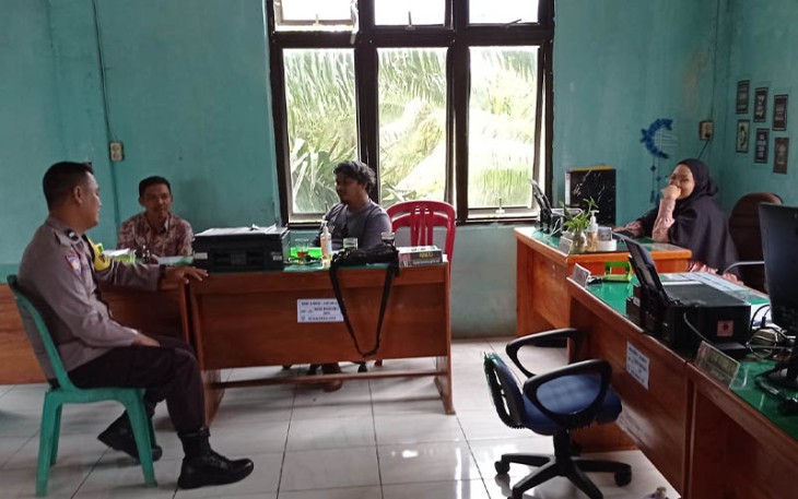 Polsek Manna saat Himbau Warga Periksa Kebenaran Suatu Cerita