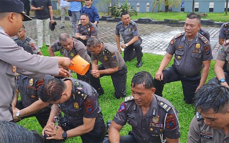 Kapolres Bitung saat memimpin tradisi kenaikan pangkat