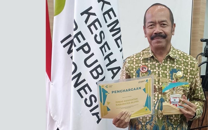 Kepala Dinas Kesehatan kabupaten Blora Edy Widayat menunjukkan penghargaan best practice dari Kementerian Kesehatan.