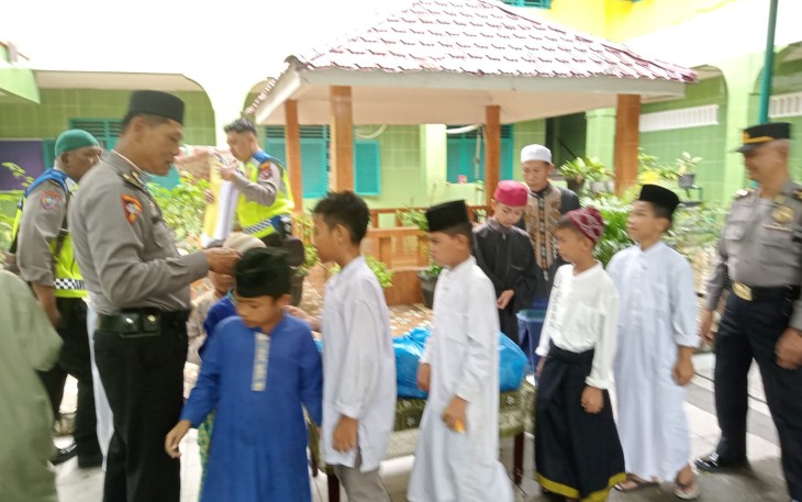 Kapolrestabes Medan, Kombes Pol Teddy Marbun melaksanakan jumat barokah di Jalan Mamiyai/Bromo, Kelurahan Tegal Sari Mandala III, Kecamatan Medan Area, Kota Medan, Jumat (22/12/2023)
