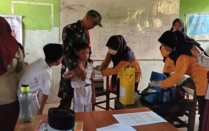 Babinsa Sawahan Dampingi Program BIAS Bagi Ratusan Siswa MI Nurul Huda