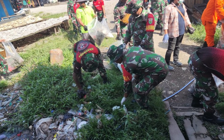 Kodim 1710/Mimika beserta seluruh instansi di Kabupaten Mimika bersama Mahasiswa dan Ormas KKJB melaksanakan karya bakti pembersihan Pasar Sentral, Distrik Mimika Baru, Kabupaten Mimika, Jumat (08/12/2023)