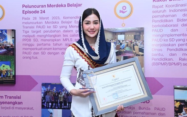 Novita Hardini, SE., ME., saat menerima anugerah Bunda PAUD Nasional Tahun 2023 dari Kemendikbud Ristek RI, di Mercure Hotel Ancol Ballroom, Rabu (8/11/2023)