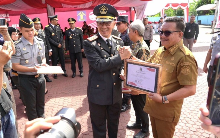 Wali Kota Bitung Maurits Mantiri saat menerima penghargaan dari Kementerian Hukum dan HAM