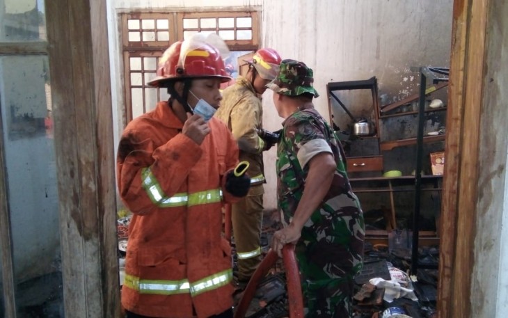 Babinsa Serda Suyanto dan Tim Damkar Menyelamatkan Rumah dari Kebakaran