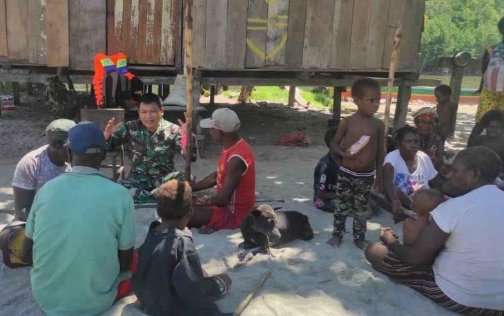 Babinsa Kampung Kipia saat Komsos dengan Tokoh Masyarakat di Wilayah Binaan
