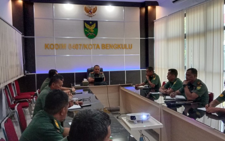 Dansatgas, Kolonel Kav Widodo Pujianto, S.H saat Pimpin Rapat Kesiapan Penutupan TMMD 