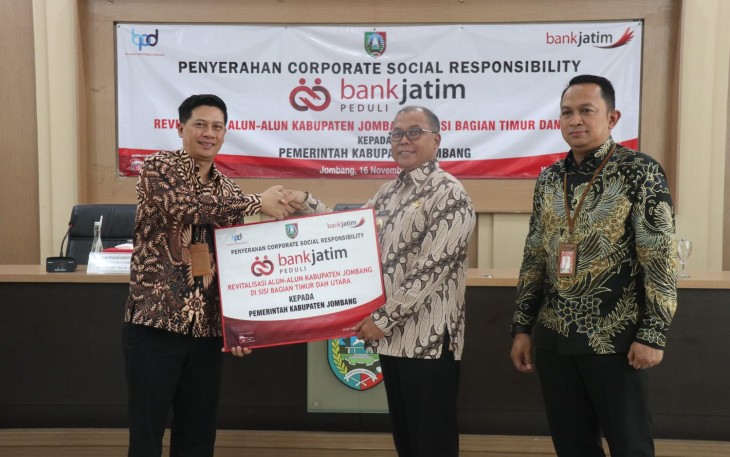 Penyerahan CSR secara simbolis  oleh AVP Komunikasi Korporat Bank Jatim Bambang Supriadi kepada Penjabat Bupati Jombang Sugiat pada hari Kamis (16/11), di Pendopo Kabupaten Jombang.