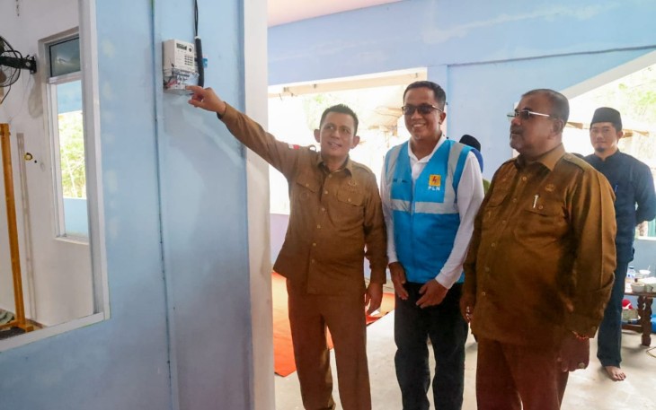 Peresmian masuknya aliran listrik ke Dusun Parit Syukur Desa Tanjung Berlian Barat dan Dusun IV Sawang Laut Desa Sawang Laut, Tanjung Batu, Senin (18/09).