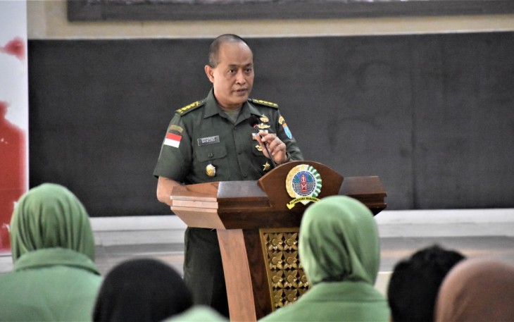 Komandan Korem 121/Abw Brigjen TNI Luqman Arief, S.I.P., melalui Kasrem 121/Abw Kolonel Inf Soelistyo Bawono, S.I.P., memberikan bantuan sembako dan santunan kepada para Veteran, Wakawuri dan yatim piatu Kabupaten Sintang