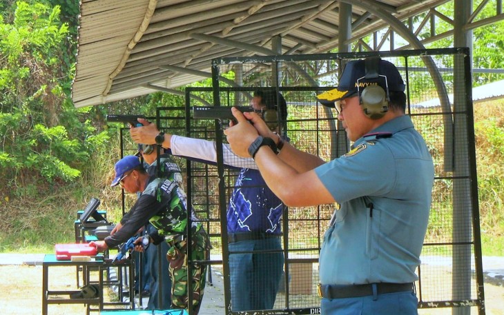Komandan Puspenerbal dan PJU Berlatih Menembak Pistol