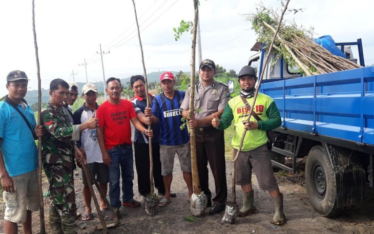 Pemdes Ngrejo saat Gelar Penghijauan Untuk Selamatkan Sumber Mata Air