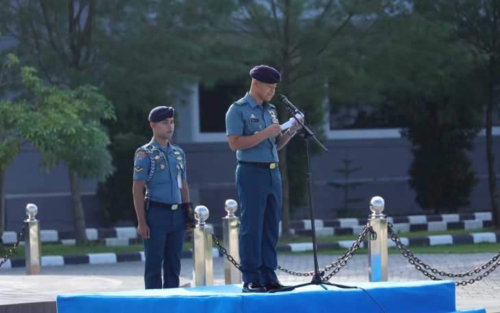 Kepala Staf Koarmada III Laksamana Pertama TNI Singgih Sugiarto.S.T., M.Si. yang mewakili Panglima Komando (Pangkoarmada) III Laksamana Muda TNI Hersan, S.H., M.Si., M.Tr.Opsla. memimpin jalannya Upaca Peringatan Hari Bela Negara ke-75 Tahun 2023 dilingkungan Koarmada III yang di gelar di Lapangan Mako Armada III Katapop Kabupaten Sorong Papua Barat Daya dan Bertindak sebagai Komandan Upacara Letkol Laut (K) dr. Benny Kristyantoro, Sp.U. yang menjabat sebagai Kasub Kesla Diskes Koarmada III. Selasa, (19/12)