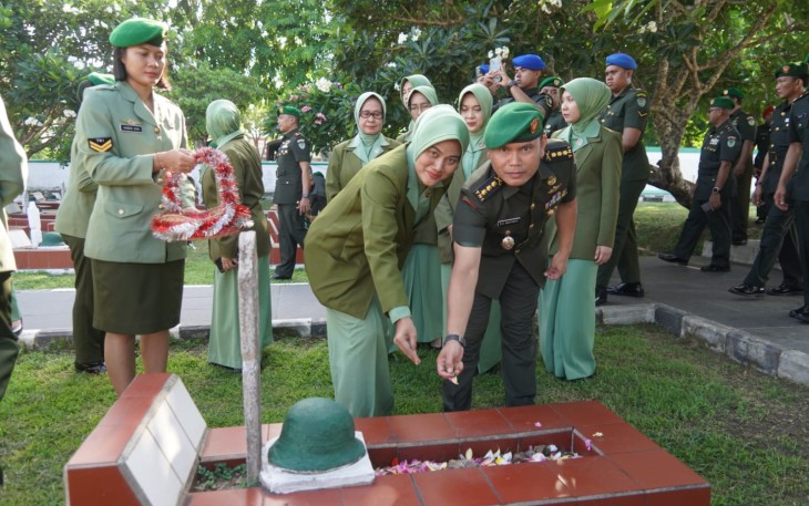 Kasi Ops Kasrem 064/MY Kolonel Inf R Daniel Bahtiar pimpin Ziarah ke Taman Makam Pahlawan (TMP) Ciceri Kota Serang Banten Kamis (14/12/2023).