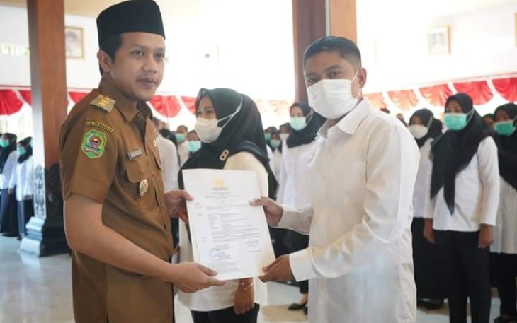 Wakil Bupati Trenggalek, Syah Muhamad Natanegara, saat memberikan SK kepala PPPK Kesehatan, di Pendopo Mangga Praja Nugraha, Senin (29/5/2023)