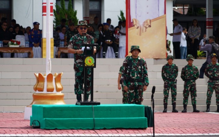 Wali Kota Bitung Maurits Mantiri saat membacakan amanatnya