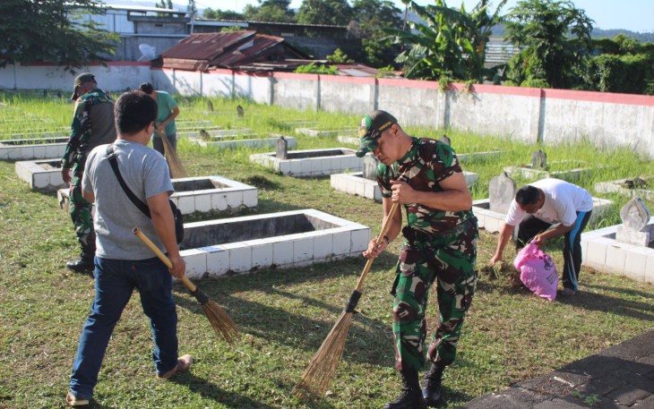 Kodim 1310/Bitung Karya Bakti Bersihkan Taman Makam Pahlawan
