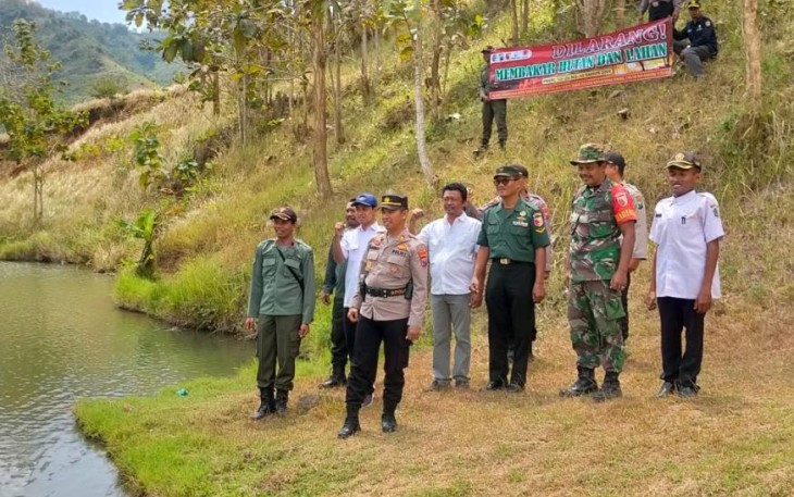 Personil tiga pilar Kecamatan Gondang saat melakukan patroli di hutan jati wilayah Kecamatan Gondang