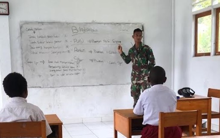 Kegiatan belajar mengajar sebagai tenaga pendidik di SDN Kelila di Distrik Kelila, Kabupaten Membramo Tengah, Provinsi Papua Pegunungan. 
