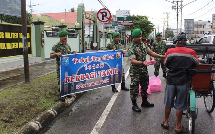 Kodim 1016 Palangka Raya saat Berbagi Takjil Kepada Pengguna Jalan 