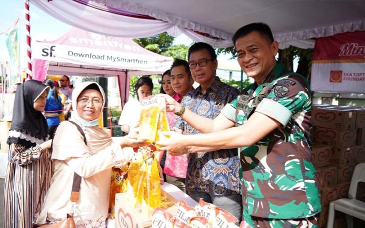 Pangdam IX/Udayana Mayjen TNI Sonny Aprianto, S.E., M.M.,saat mendatangi Pasar Murah