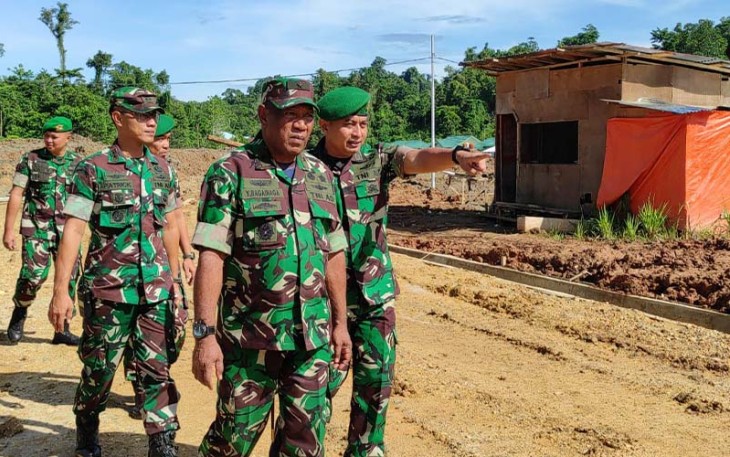 Kasdam XVIII/Kasuari, Brigjen TNI Yusuf Ragainaga, saat meninjau Mako Brigif 26/GP dan fasilitas yang ada.
