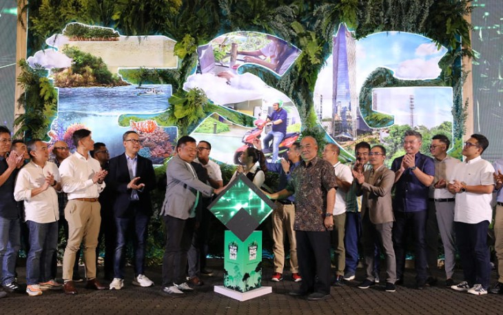 Wakil Gubernur D.I. Yogyakarta KGPAA Paku Alam X (kanan) dan Direktur Utama Telkom Ririek Adriansyah (kiri) melakukan seremoni peresmian program EXIST (ESG Existence for Sustainability by Telkom Indonesia) disaksikan oleh Direksi Telkom dan Direksi Anak Perusahaan Telkom di Yogyakarta pada Kamis (16/11).