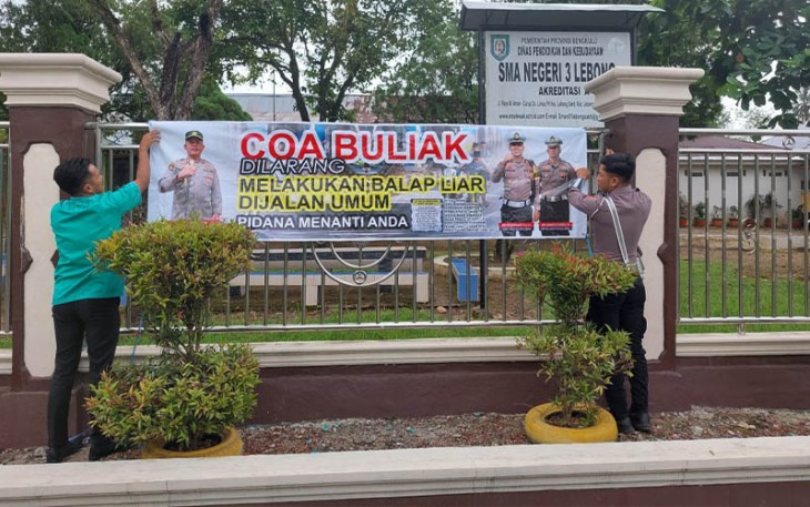 Anggota Polres Lebong saat Pasang Spanduk Himbau Larangan Balap Liar
