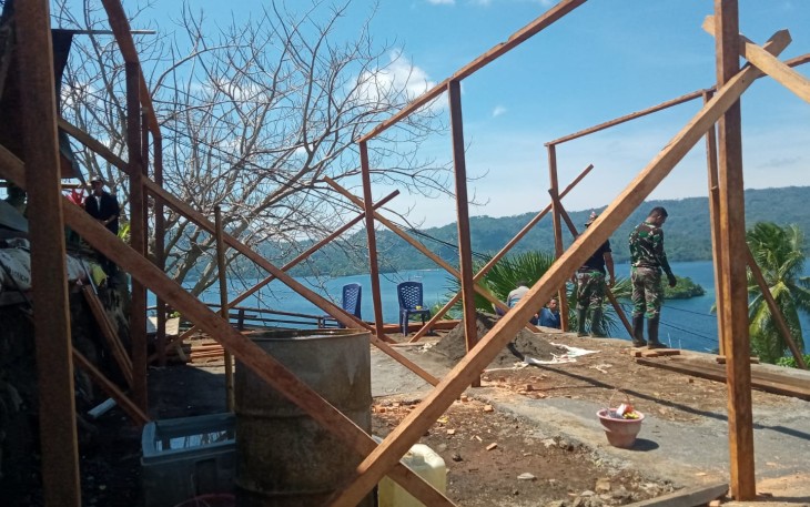 Proses pemasangan tiang badan rumah RTLH milik bapak Galvin Karaki oleh satgas TMMD Kodim 1310/Bitung