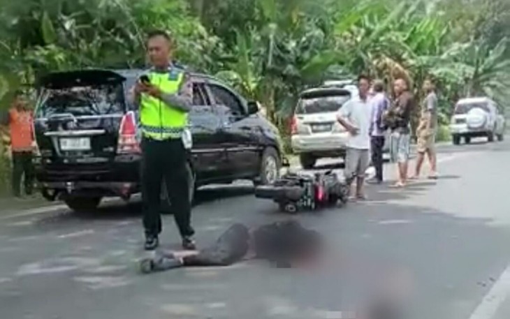 Pasca kejadian lakalantas, petugas mengamankan TKP.