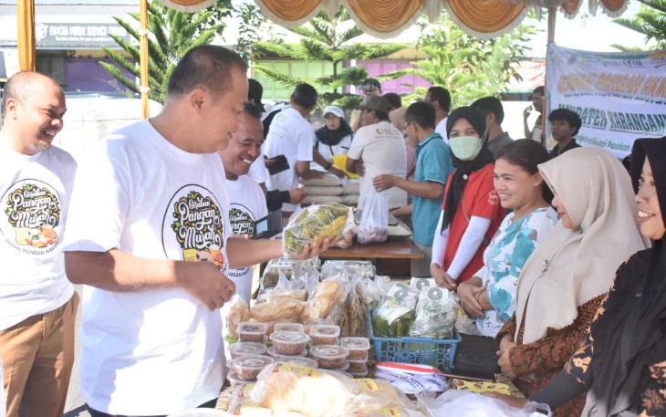 Bupati Juliyatmono meninjau pelaksanaan kegiatan Gerakan Pangan Murah di kawasan Wisata Kembang Desa, Desa Dawung, Kecamatan Matesih, Senin (26/6/2023)