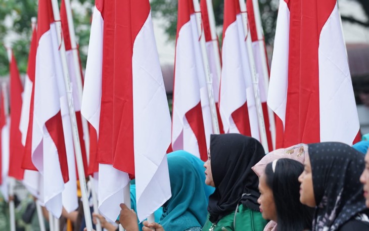 Pemko Tebing Tinggi Bagikan Bendera Merah Putih