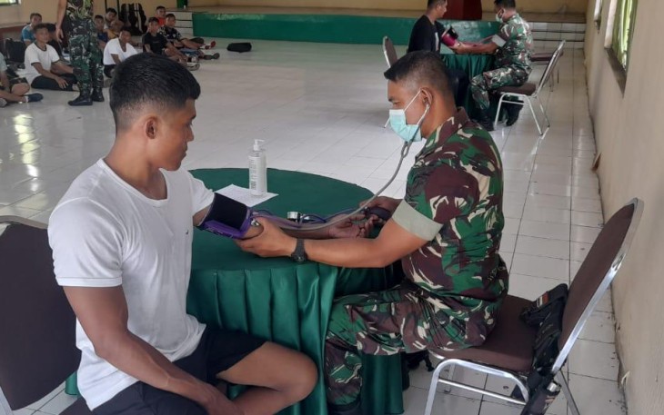 Personil kodim 1310/Bitung saat memeriksa kesehatan calon anggota Komcad
