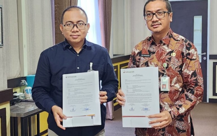 Pemda Kabupaten Natuna saat menerima bantuan CSR untuk penerangan lampu jalan yang berada di wilayah natuna dari Bank Riau Kepri. 