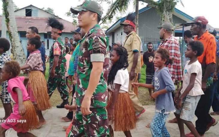 Dukung Terciptanya Lingkungan Yang Bersih Dan Sehat, Babinsa Koramil 1710-01/Kokonao Dampingi Tim Penilai Lomba Kebersihan Kampung