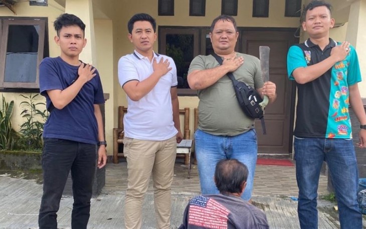 Tersangka (jongkok diborgol) saat diamankan