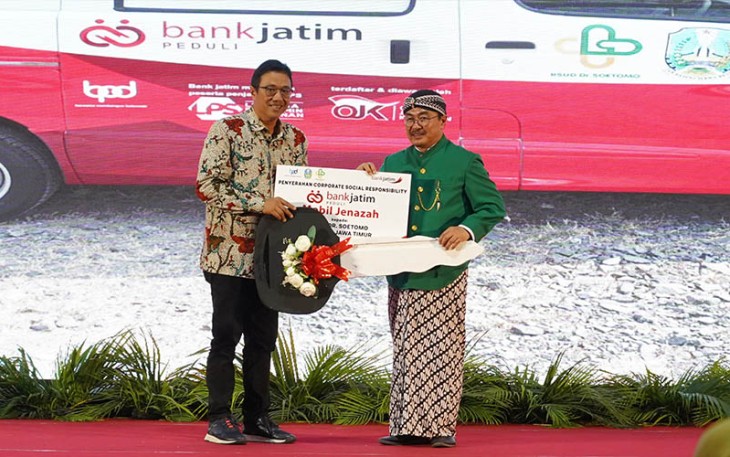 Penyerahan CSR Mobil Ambulans dari Bank Jatim 