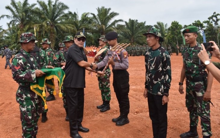 Ketua DPRD BS Serahkan Alat Kerja Kepada Anggota Sargas TMMD 118 Kodim 0408/BS