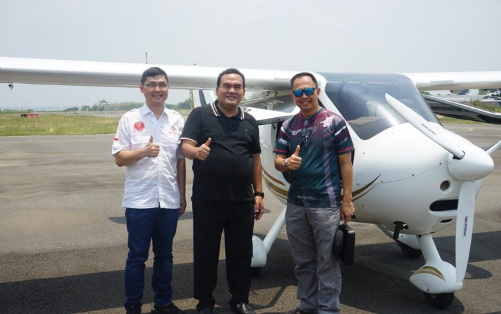 Bupati Blora Arief Rohman foto bersama dengan Danlanud Adi Sutjipto Marsekal TNI Dedy Susanto di Bandara Ngloram.