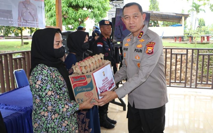 Kapolda Bengkulu saat salurkan bantuan