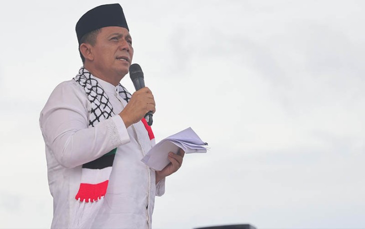 Gubernur Kepri Ansar Ahmad saat memberi sambutan dalam dalam aksi damai di Pelataran Tugu Sirih, Tanjungpinang, Minggu (19/11) pagi. 