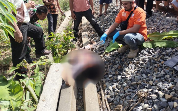 Korban saat diidentifikasi di TKP