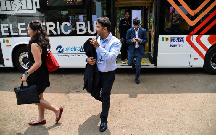 Ilustrasi: Bus listrik melayani penumpang peserta KTT ASEAN 2023 di kawasan Komplek GBK, Senayan, Minggu (3/9/2023).